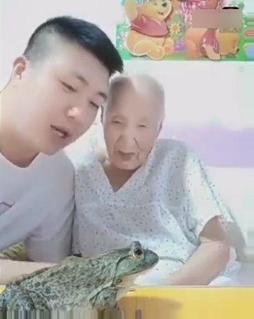 奶奶和孙子的视频,奶奶与孙子视频中的甜蜜互动