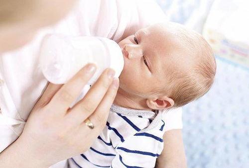 喝母乳视频,宝宝与妈妈的温馨互动