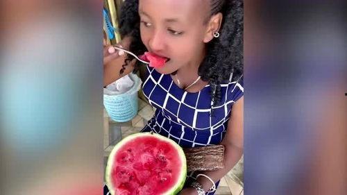 吃瓜的黑妹,吃瓜黑妹的趣味生活点滴