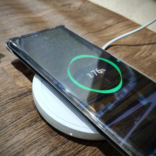 边充电边看视频,充电观影两不误的便捷体验